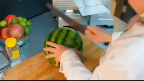 Арбуз (лат. Citrullus) — небольшой род цветковых растений в составе семейства Тыквенные (Cucurbitaceae). Арбуз обыкновенный (Citrullus lanatus) и Колоцинт (Citrullus colocynthis) широко применяются как пищевые, кормовые и лекарственные растения.#арбузы #арбуз #тимур 