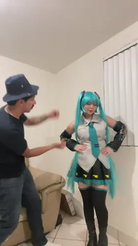 Nuestro disfraz de Halloween en pareja 👅#couple #hatsunemiku #donramon #cosplay #halloween 