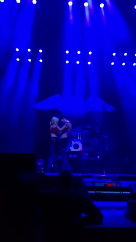 The best hug ever Thank u @yungblud for this amazing opportunity ❤️ #yungblud #bhc #yungbludwarsaw #idolsworldtour #yungbludarmy 