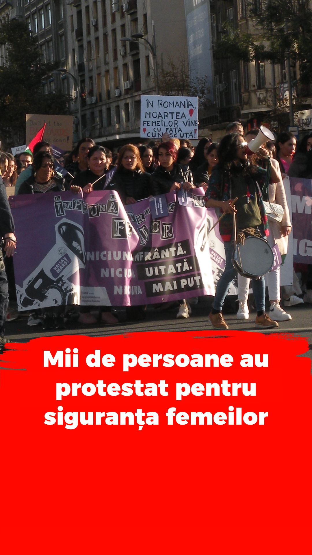 În peste zece orașe din România, printre care București, Cluj, Timișoara, Iași și Sibiu, au avut loc azi manifestații în cadrul celei de-a XI-a ediții a marșului „Împreună pentru Siguranța Femeilor”. Mii de persoane au participat la marșul din București care a început la ora 15:00 în Piața Universității, iar apoi a continuat în fața Guvernului. Oamenii au avut pancarte cu mesaje precum „Nu înseamnă nu!” sau „Statul e complice la femicid!”, dar și unele prin care își exprimau suportul pentru Palestina și altele în care criticau măsurile de austeritate. În România, un bărbat încearcă să omoare o femeie la fiecare trei zile, potrivit Snoop. Reporter: Petru Pena Foto copertă: Vladimir Striblea #GenȘtiri #știri #tineri #femei #womenrights #femicid #protest #București