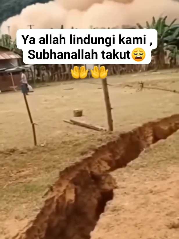 BENCANA ALAM.. PENAMPAKAN TANAH BELAH..