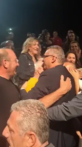 Cumhurbaşkanlığı seçiminde resmî olmayan sonuçlara göre zafer kazanan Tufan Erhürman, seçim kutlamalarında halkla bir araya geldi. Konuşmasını tamamladıktan sonra alandan ayrılmayan Erhürman, coşkulu kalabalığın arasına girerek vatandaşlarla kucaklaştı. Seçim zaferinin ardından duygusal anların yaşandığı buluşmada, Erhürman destekçilerine teşekkür etti. “Bu başarı hepimizin, birlikte başardık.” mesajı veren Erhürman, birlik ve dayanışma vurgusu yaptı. Meydanı dolduran kalabalık, “Birlikte başaracağız” sloganlarıyla yeni döneme dair umut mesajları verdi.#tufanerhürman #CumhurbaşkanlığıSeçimi #Seçim2025 #kıbrıs🇹🇷🤘 