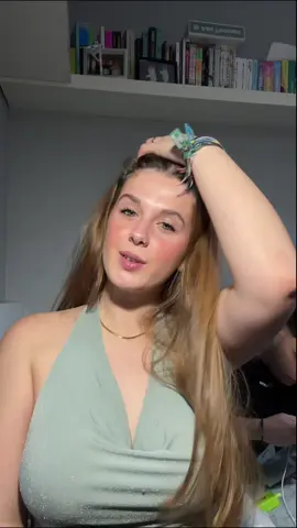 a la izquierda la persona que más quiere @J y a la derecha “su novio”🤨