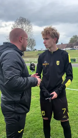 Lorsque tu donnes des consignes spécifiques en plus au joyau de ton équipe juste avant le match… 🥰 #entraineur #joueur #footamateur #causerie #motivation 
