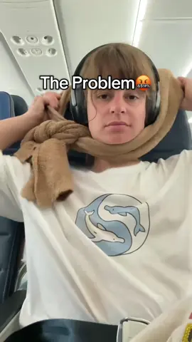 This is a MUST HAVE for plane rides😍✈️ #hoodie #travel #travellife #travelmusthaves