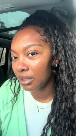 And it doesn’t leave my skin feeling dry and ashy lol. I’m keeping this in the bag! Definitely grab yours🤎 #oilyskin #oilyskintips #skintips 