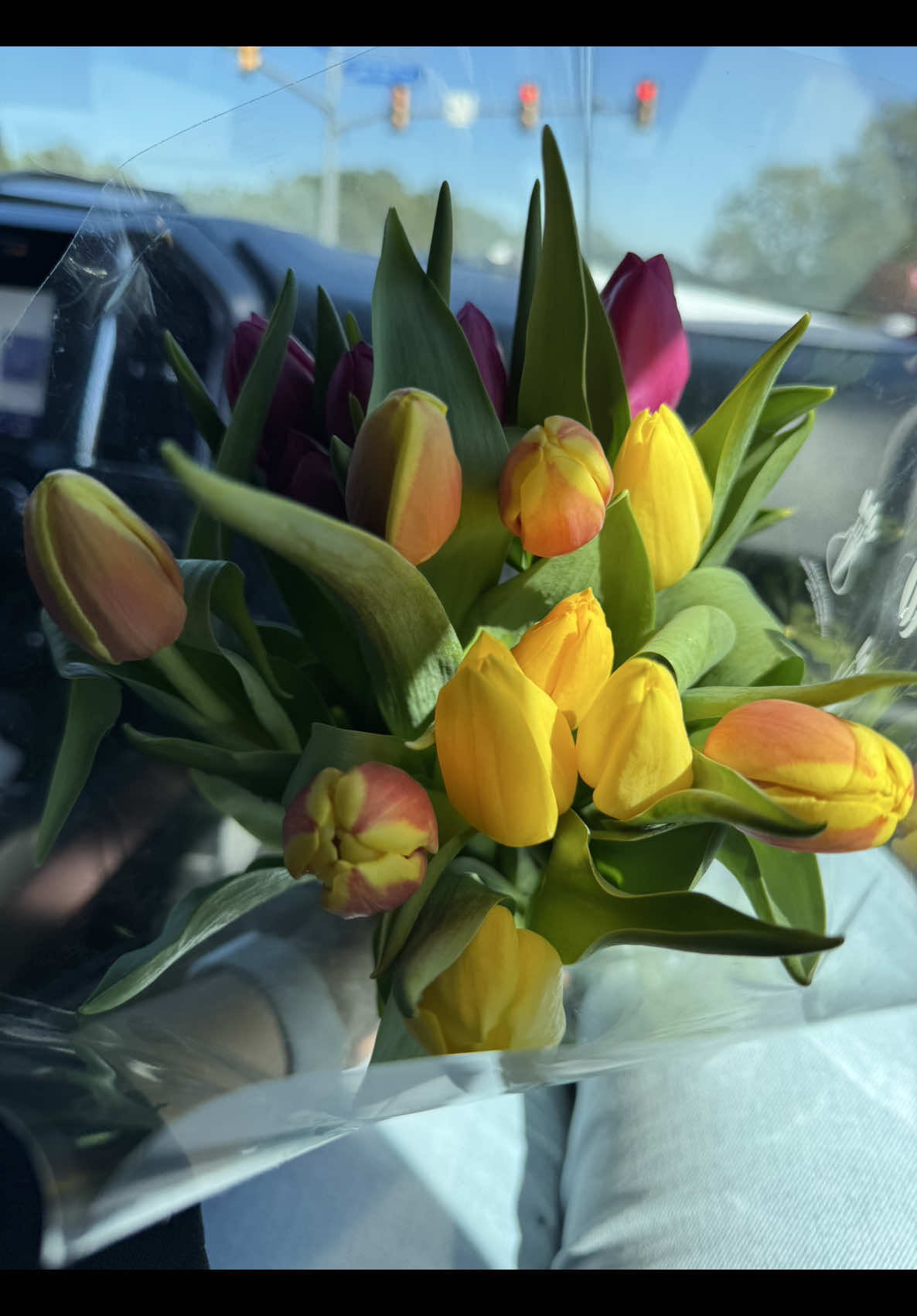 I love his flowers because they’re never “I’m sorry flowers”, they’re always “just because I love u flowers”. #flowers #marriage #sunday #husbandwife 