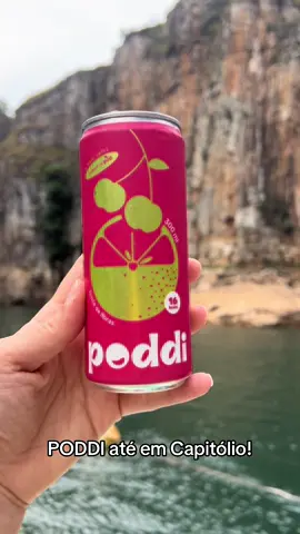 🚗✨ Pode até em Capitólio! Na mala, só o essencial — e o meu refri que cuida do intestino 💛 Zero açúcar, cheio de fibras e com aquele sabor leve que dá vontade de abrir outra! O Poddi é o refrigerante prebiótico que ajuda a desinchar e deixar o corpo leve por dentro e por fora 🌿 #Poddi #IntestinoFeliz #ViagemSaudável #Capitólio #Refri