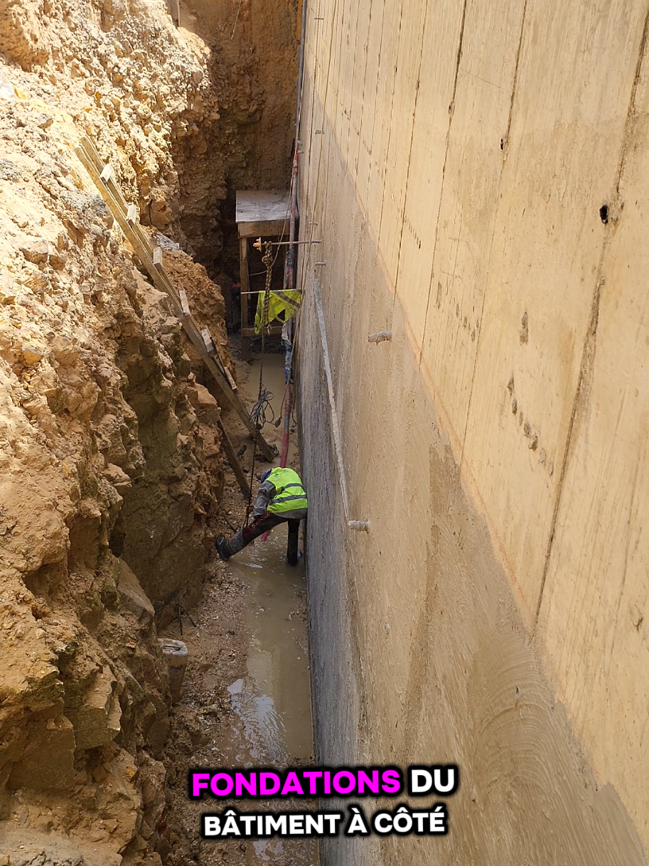 🎥 Mise en œuvre d’un béton cyclopéen 🧱 Aujourd’hui sur le chantier, on réalise un béton cyclopéen, un béton spécial composé de béton ordinaire (ciment, sable, gravier, eau) dans lequel on ajoute de grosses pierres naturelles. 💡 Ce type de béton est souvent utilisé pour les fondations massives, les murs de soutènement ou les radiers, car il offre une grande résistance et réduit la consommation de ciment. Chaque pierre est soigneusement enrobée de béton frais pour assurer une bonne cohésion et une structure solide et durable 💪🏗️ #BétonCyclopéen #ChantierBTP #TravauxPublics #GénieCivil #Fondation        