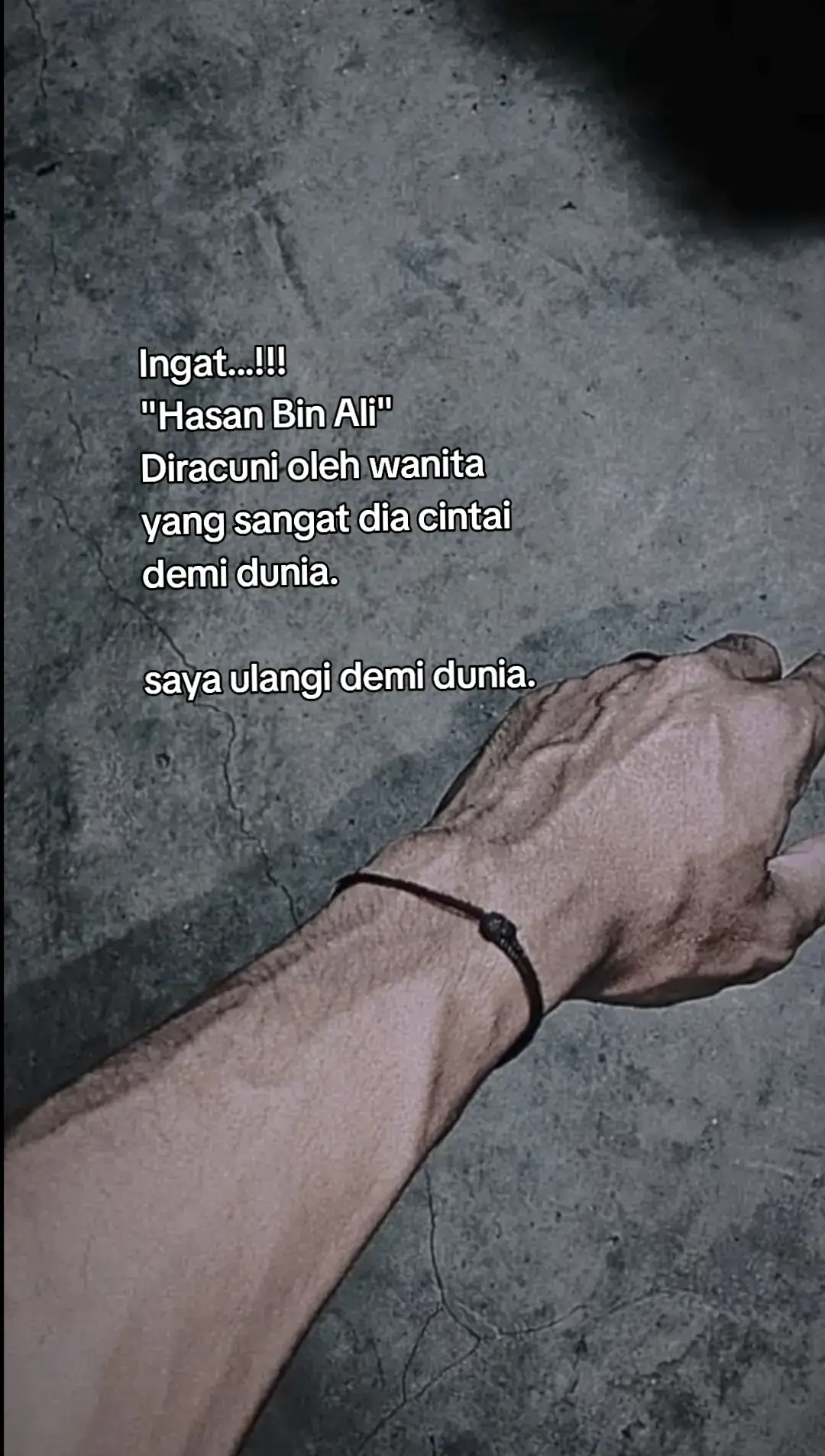 tulisan ini mengingatkan kita tentang pada sejarah cucu Rasulullah, Hasan Bin Ali, yang wafat karena wanita yang sangat ia cintai. semua itu terjadi karena dunia pesan nya: cinta bisa jadi indah, tapi jika bercampur dengan ambisi dunia, ia bisa berubah menjadi racun jngan sampai cinta terhadap dunia membuat kita mengorbankan iman, keluarga, dan akhirat #renunganhidup  #motivasi  #sejarahislam  #pesanmoral  #fyppppppppppppppppppppppp 