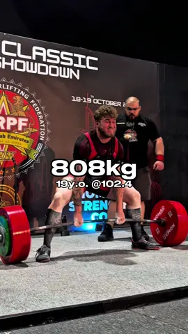 MEET RECAP 775KG TOTAL (+2.5kg atpr) 19y.o. 102.4kg b.w. DOTS: 472.2 points (+11 atpr) Присед:  260kg⚪️⚪️⚪️ 270kg🔴🔴🔴 270kg⚪️⚪️⚪️ Начнем с приседа. В первой попытке встал слишком узко, т.к. разминка была на стойках, а на помосте монолифт, но тем не менее поборолся и встал. Вторая попытка задавила насмерть, и после нее, я понял в чем проблема. Дело в том что за последнее время я сильно похудел, особенно в талии, поэтому прошлая застежка пояса оказалась мне большой и я тупо не мог в него упереться. На третий подход затянул потуже и все пошло как по маслу, с запасом на 280кг, но видимо в следующий раз… Жим: 175kg⚪️⚪️⚪️ 185kg⚪️⚪️⚪️ 190kg⚪️🔴🔴 Изначально план был пожать лишь две попытки: 175 и 185, а далее отдыхать на тягу. Но 185 пошло неожиданно легко (это +7.5кг к рекорду, + на этой подготовке я перешел со втапливания на касание). Поэтому заказали 190 ииии…. я их пожал, но в верхней точке было небольшое двойное движение, из-за чего 2 to 1 no lift(( В целом жимом очень доволен и можно сказать это +12.5 кило к рекорду в жиме! Тяга 320kg⚪️⚪️⚪️ 348kg🔴🔴🔴 348kg🔴🔴🔴 На тяге поначалу все шло очень хорошо, разминка летела, первые 320 тоже вылетели как из пушки, поэтому я решил рискнуть и пойти ва-банк. 348 кило и мировой рекорд среди юношей до 19 лет включительно в весовой до 110кг. Вторая попытка и те самые 348кг, хорошая борьба, уже вставился и зафиксировался, но одновременно с командой “down” моя левая рука просто раскрылась и штанга выпала… Далее в третьей попытке я снова пробовал тот же вес, но там уже пару см до фиксации не хватило и штанга вновь выпала… Безумно обидно, но это опыт. В общем и целом старт хоть и не самый результативный получился, но он показал где я стал сильнее, а где нужно еще добавить. Присед из-за нюансов с поясом не добрал свои килограммы, ибо на 280 я точно готов уже сейчас. Жим более чем обрадовал. А вот на тяге снова не хватило совсем чуть чуть везения:( Но, если учесть все факторы что случились в последние 2 недели перед помостом - выступил довольно неплохо Кто не в курсе: я блевал, не мог есть, скинул 6 кило от рабочего веса (108->102.4) + выступал за 4000км от дома в совершенно другом климате и это был мой первый раз в подобных условиях Извините, если не оправдал ваших ожиданий, но я правда сделал все что было в моих силах на сегодняшний день.