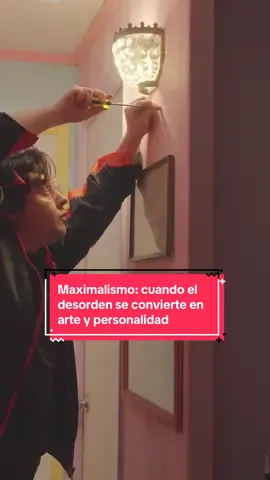 El regreso del maximalismo: cuando el desorden se convierte en arte y personalidad Mientras el minimalismo repite “menos es más”, el maximalismo responde con fuerza: “más es más”. 🌈✨ Este estilo no trata de acumular cosas, sino de darle historia, textura y emoción a cada espacio. Desde los palacios barrocos del siglo XVII hasta los hogares victorianos del siglo XIX, el maximalismo ha sido sinónimo de abundancia y expresión personal. Hoy vuelve como respuesta a la frialdad del minimalismo: capas de color, estampados que dialogan y objetos con alma. Los psicólogos del diseño lo confirman: rodearte de elementos que amas mejora el bienestar y refuerza tu identidad. No es saturación, es autenticidad. 🪞💐 Cuéntame, ¿tú prefieres un espacio limpio y vacío o uno lleno de historias y recuerdos? #Maximalismo #DecoraciónConHistoria #DiseñoDeInteriores #EstiloPersonal #PsicologíaDelColor