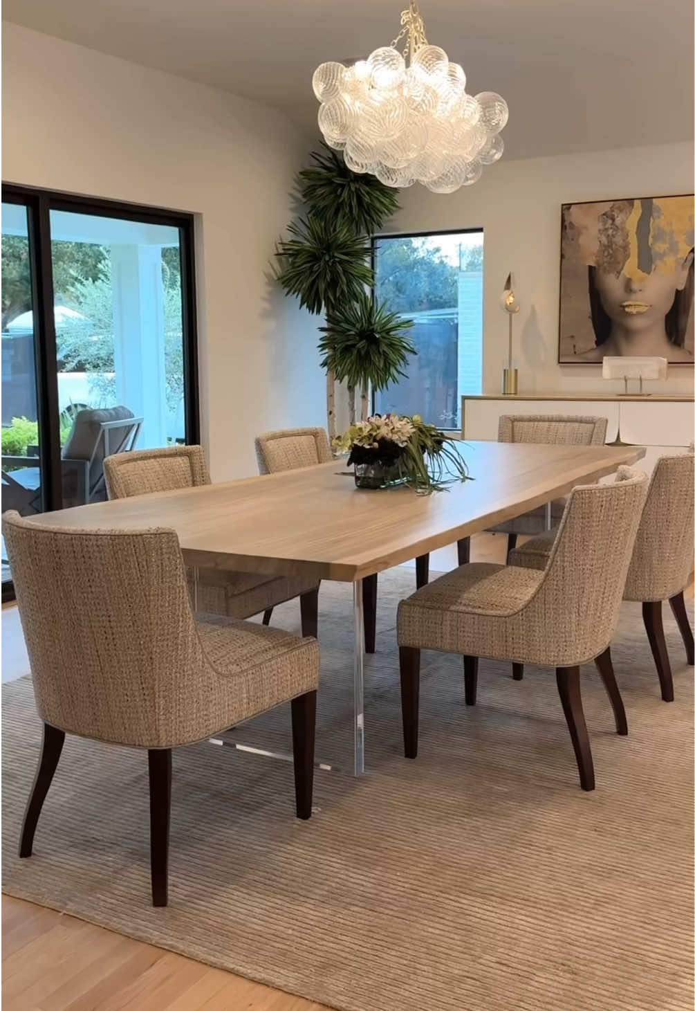 We just can’t stop thinking about interior design 😍 If you can’t stop thinking about it too, stop by Noël and treat yourself 😌 📍2727 SW FWY, Houston, TX ☎️ (713)874-5200 #noelhome #homedecor #interiordesignideas #livingroomdecor #diningroominspo 