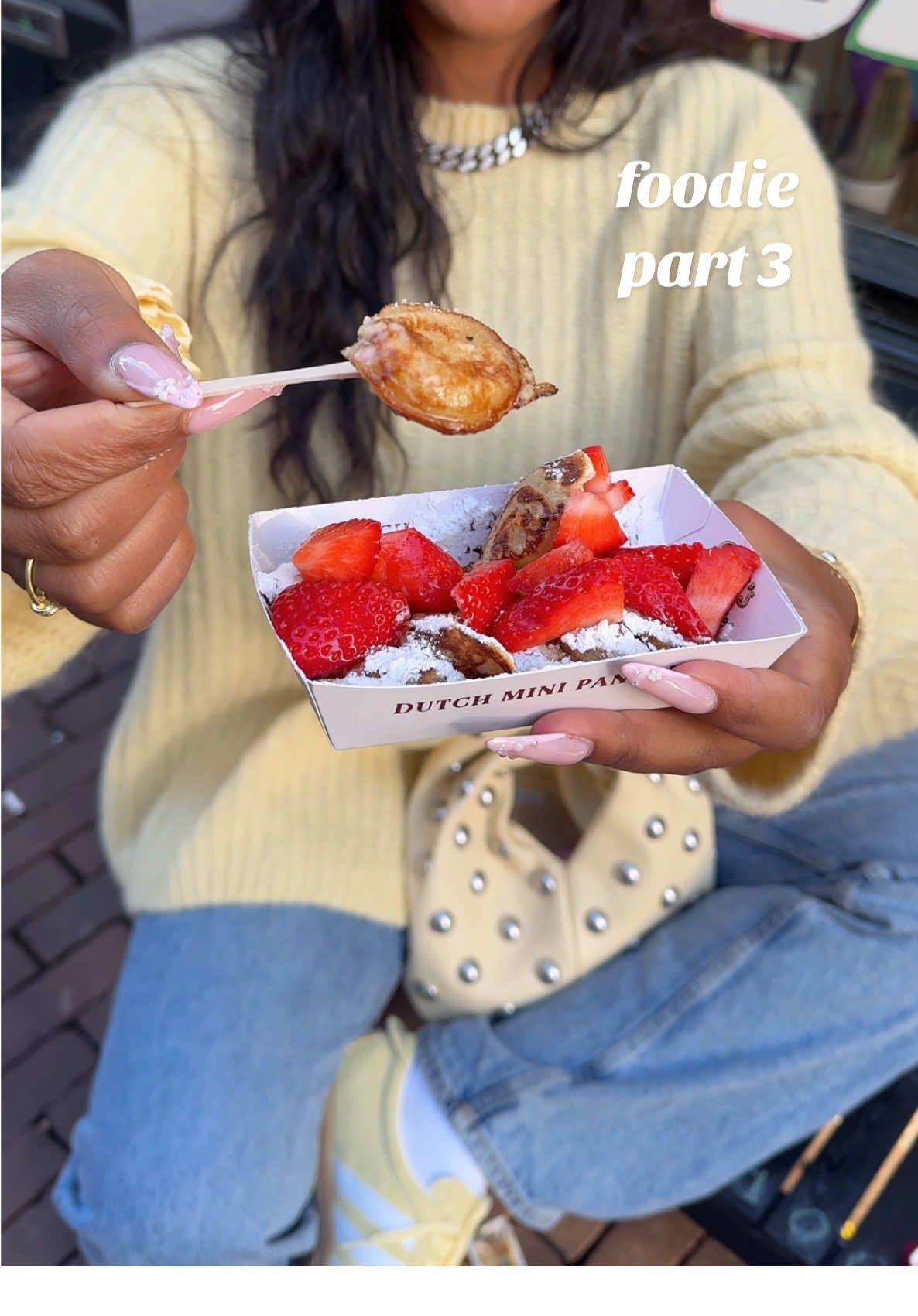 these mini pancakes were TEAAA 🥞🍓 trying the best snacks in amsterdam - if you have a sweet tooth , pats poffertjes 7/10!! 