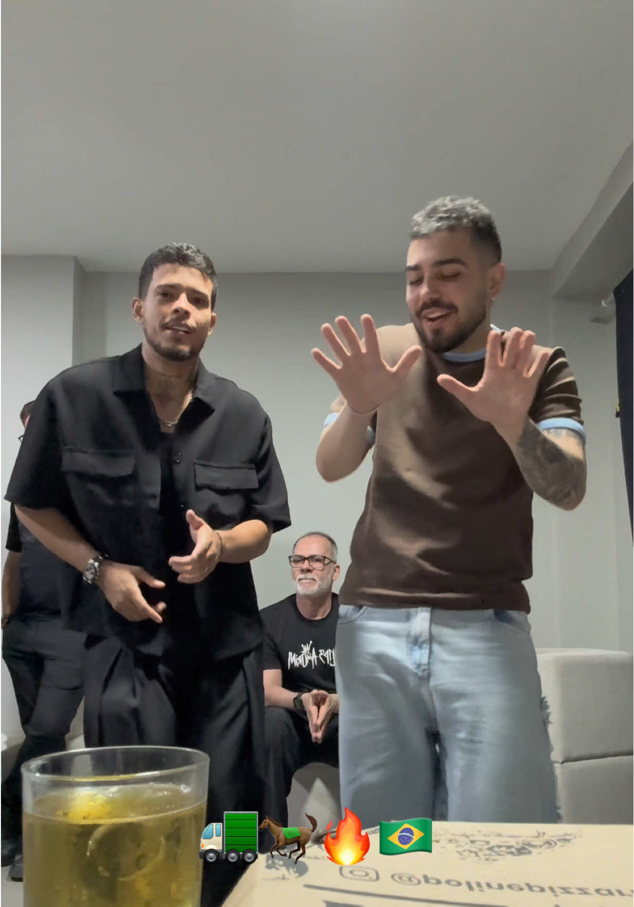Em todo canto só toca ela!! Dentro do Caminhão 🚛🐎🇧🇷🔥 E essa dupla ein?! #LipeLucena #DentroDoCaminhão #FelipeAmorim @Felipe Amorim 