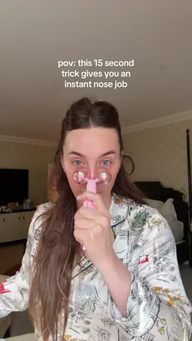 using @The Skinny Confidential face massager 🩷🪩 #morningroutine #facialmassage #depuffwithme #facialmanipulation #nosejob 