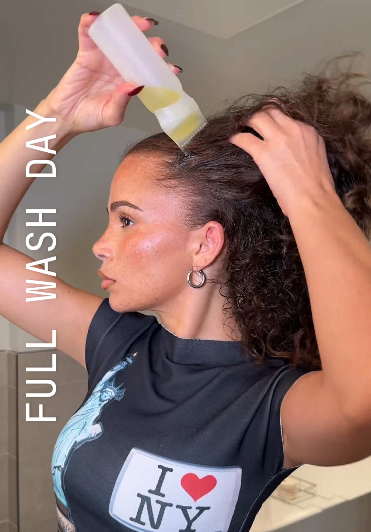 Sleek-back to curly 🫧 my full wash day routine starting with a hot oil treatment to keep my curls hydrated and happy 💆🏽‍♀️ #washdayroutine #curlyhaireducation  @CÉCRED oil ritual @Kérastase premiere reparative shampoo  @Fenty Hair clarifying shampoo  @CÉCRED reconstructing mask  @Gisou honey gloss hair mask @Gisou 5-In-1 styling cream @THE OUAI curl defining cream @BounceCurl light hold gel  @Dyson USA co onda diffuser @Kérastase glaze drops