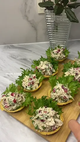 Мой самый любимый рецепт закуски которая всегда нравится гостям улетает со стола в первую очередь. Ингредиенты: 📌куриное филе-300 гр 📌орехи-150 гр  📌чеснок-2 зубчика  📌гранат-пол граната  📌майонез-по вкусу  📌кинза -маленький пучок  📌тарталетки-1 пачку (12 шт) 📌салатовый лист-1 пучок  Способ приготовления: Соединяем все ингредиенты это у нас куриное филе варёное в солёной воде и измельченное, орехи, чеснок, кинзу, соль, гранат, всё это заправляем майонезом и перемешиваем украшаем наши тарталетки с салатовым листом заполняем салатом и подаем. Сочетание всех ингредиентов просто изумительное получается нежно  и аппетитно. Обязательно сохраняйте и пробуйте. #пп #вкус #приятногоаппетита #готовимдома #готовка