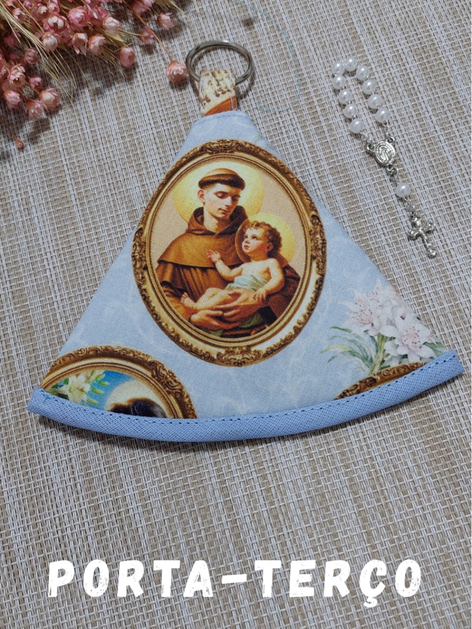 O Natal está chegando e as lembrancinhas já estão sendo costuradas.🎄 A Coleção Santos da @evaeevatecidos tem ótimas opções de estampas para produzir os porta-terços. ✂️ Você vai se apaixonar!!! ❤️ Visite o site que está na minha bio para conhecer os tecidos e utilize o meu cupom EVAVIVI5 para suas compras. 🛍 O porta terço é uma linda opção de presente para você expressar carinho, afeto, amor e cuidado...🎁 Não perca tempo, costure você também. ✂️ O passo a passo completo já está  no meu canal e o molde em PDF está disponível no meu catálogo. 📲 👉 Salve para fazer depois! 💌 Marca uma amiga que ama costura! 📍 Compartilhe e inspire outras pessoas! #costura #dicadecostura #costuracriativa #auladecostura #costurafacil 