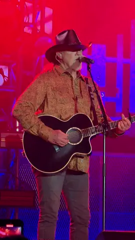 Trace Adkins @HiawaseeGA October 2025. Best concert! Singing Arlington.#onesexyman #traceadkinsmusic #traceadkins #trace #hansih 