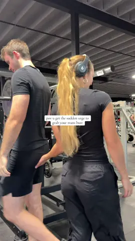 he’s used to it at this point  #gymcrush #gymcouple #GymTok #gymgirls #gymhumor 