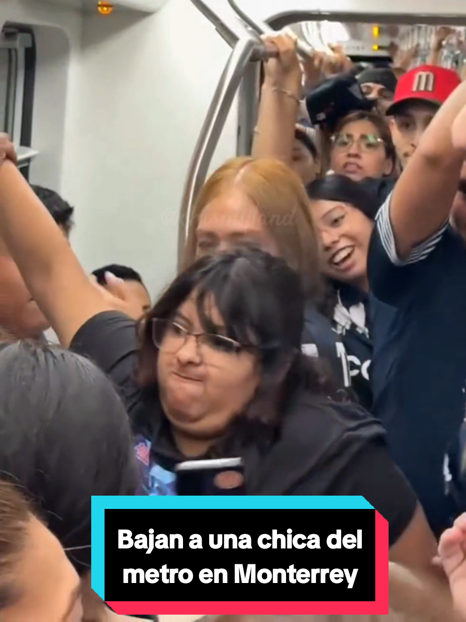 Bajan a una chica del metro en Monterrey  #monterrey #chismyland #chisme #fyp 