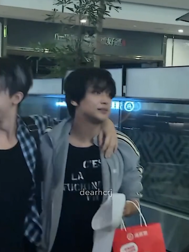 rill mam di traktir idol😭🤏 🗣: kecingttaan bat kek dibayarin mam aj sama idol lu 🌼: emang iyakkk😎 hhhuhu maw jugaaakk😭☝️ #haechan #jaemin #renjun #haidilaohotpot #singapure 