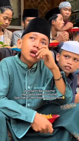 Lagu 😭 AIR MATA SANTRI 😭 Karyaku : Elbahry Mst Kututup mata mengingat semua Langkah pertama saat ku berpamitan Ibu menahan air mata Ayah menggenggam doa dalam diam Malam-malam jadi saksi Rindu berbisik di balik sajadah Kupeluk sepi dalam sujud Meski jarak jauh membelah arah 🩸 Reff  Air mata santri, jatuh tanpa suara Mengenang rumah dan wajah keluarga Tapi di hati, tekad tak pernah padam Seberat rindu, kuperjuangkan dalam diam Air mata santri, bukan tanda lemah Tapi bukti cinta yang tak terlihat mata Jika Allah yang menjadi tujuan Lelah dan tangis berubah jadi kekuatan Sahabat datang silih berganti Tawa dan doa tumbuh bersama Namun saat waktu beranjak pergi Hati terasa kehilangan jiwa Kubaca ayat demi ayat Menghapus luka yang tersimpan Kadang kupaksa senyum bertahan Padahal dada penuh awan hujan Air mata santri, jatuh di kesunyian Rindu ibunda, tak bisa disembunyikan Suara ayah terngiang di kepala “Belajarlah nak, kami tak apa-apa…” Air mata santri, saksi perjuangan Antara luka dan pengorbanan Bila suatu hari aku pulang Kan kupeluk semua kenangan Tak ada yang tahu betapa hati ini Pernah ingin menyerah dan berhenti Namun doa ibu mengetuk langit Membuatku kuat meski menjerit 🩸 Reff Air mata santri, mengalir perlahan Mencuci rindu dan segala beban Meski tak semua bisa terucapkan Cukuplah Allah tempat bersandar dan pulang Air mata santri, bukan sekadar sedih Tapi lukisan cinta di jalan Ilahi Jika dunia tak mengerti cerita Biarlah Tuhan yang menjaga air mata Di balik senyum yang kau lihat hari ini Ada sunyi panjang yang tak kau mengerti Air mata santri bukan kelemahan Tapi doa yang jatuh tanpa ucapan Hoo... Hoo.. Hooo... Ooooo #viral #pro #trending #fyp #harisantrinasional  Jeritan Santri, Tangis santri, Air Mata Santri, lagu islami sedih, perpisahan santri, musik religi mellow, kenangan santri merdu