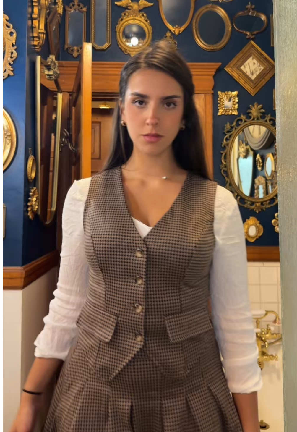 be the ed to my lorraine 🐐 @Warner Bros. Horror #theconjuring #fyp #horror #costume #lorrainewarren 