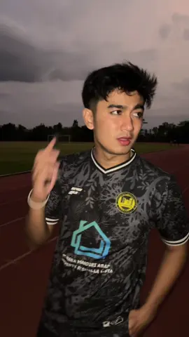 Liriknya jan lanjut chat nanti ngamar? Buset