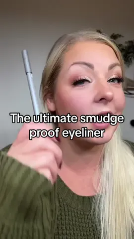 Did I have to re-glue my lash? Yup. Fix my felt tip eyeliner on top? Yup. You know what DIDN’T budge? My @Wonderskin Beauty eyeliner ON MY WATERLINE while my eyes watered like Niagara Falls 😳 #waterline #Eyeliner #waterproofeyeliner #smudgeproof #transferproof 