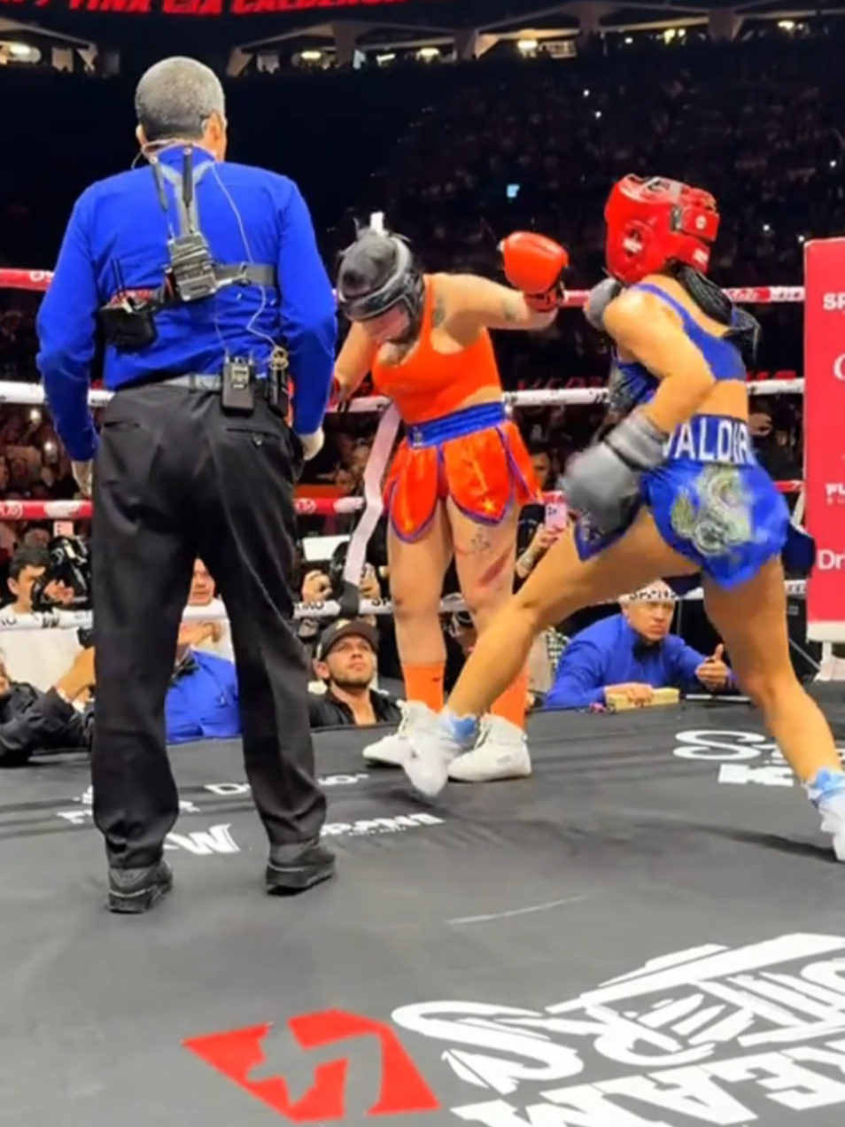 Yina contra la Valdiri en Stream Fighters.
