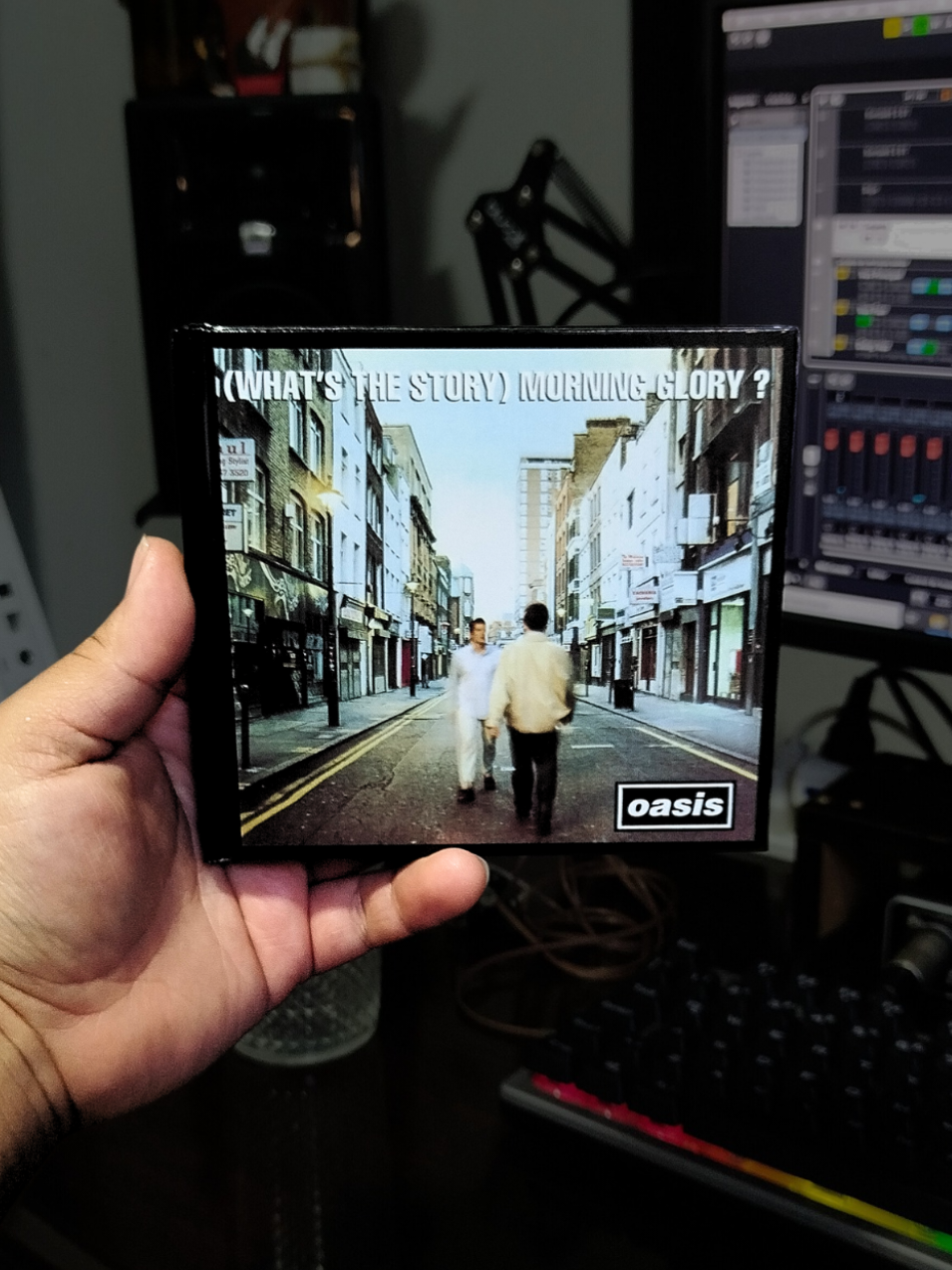 ✨ Nada como abrir un CD que esperaste con ansias. Hoy me llegó “(What’s The Story) Morning Glory?” de Oasis, reedición 2014 en formato digibook 💿 Uno de mis discos favoritos, por fin en mi colección. Si te gusta la música en formato físico o también coleccionas CDs, ¡déjalo en los comentarios! Me encantaría conectar con más gente de Chile que disfrute esto tanto como yo 🇨🇱 #CDCollection #Oasis #FormatoFisico #MusicaEnCD #ChileMusic