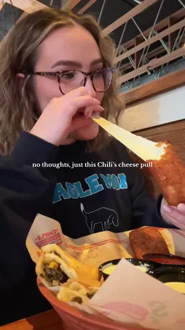 wasn’t planning on making a cheese pull its own post but…….. i felt the need to memorialize it lol  #chilis #tripledipper #cheesepull #friedmozzarella #chilistripledipper @Chili’s Grill & Bar 