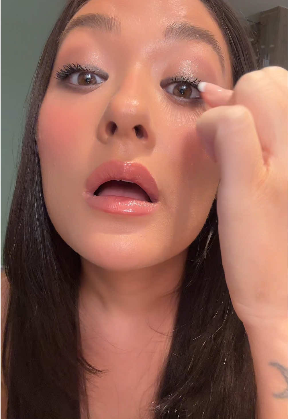 Special event makeup that EATS in pictures #makeuptips #weddingguestmakeup #weddingglam 