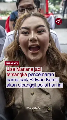 Polisi panggil selebgram Lisa Mariana Presley Zulkandar (LM) pada Senin ini, setelah ditetapkan sebagai tersangka kasus dugaan pencemaran nama baik terhadap mantan Gubernur Jawa Barat Ridwan Kamil. “LM dipanggil sebagai tersangka,” ujar Kasubdit I Direktorat Tindak Pidana Siber (Dittipidsiber) Bareskrim Polri Kombes Pol Rizki Agung Prakoso di Jakarta, Minggu (19/10). Lebih lanjut Rizki mengatakan pemeriksaan terhadap Lisa Mariana dijadwalkan pada Senin ini pukul 11.00 WIB. Sebelumnya, pada 11 April 2025, mantan Gubernur Jabar Ridwan Kamil melaporkan Lisa Mariana ke Dittipidsiber Bareskrim Polri atas dugaan pencemaran nama baik dan manipulasi dokumen elektronik. Adapun perseteruan keduanya bermula ketika Lisa Mariana mengunggah tangkapan layar percakapan pribadinya dengan seseorang yang diduga Ridwan Kamil di media sosial Instagram pada 26 Maret 2025. #lisamariana #polisi #ridwankamil #rk #pencemarannamabaik #tersangka #beritaupdate #beritaterkini #infoupdate