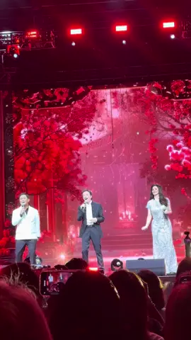 #davidpomeranz with @ogie alcasid and @reginevelasquez59 singing #inyoureyes 🫶 Yes may nagpropose kahapon. Kung sino man sila, congratulations lovebirds!! 👩‍❤️‍👨 #asapinvancouver #fyp #ASAP