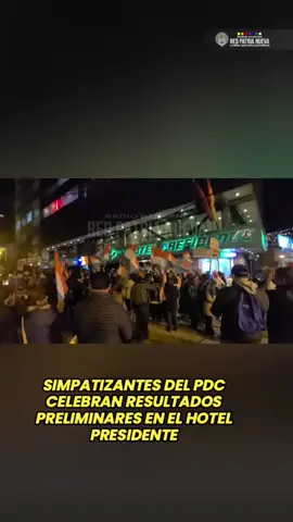 Tras conocerse los primeros resultados de la segunda vuelta, militantes y simpatizantes del PDC se concentraron en las afueras del Hotel Presidente para celebrar el apoyo obtenido por Rodrigo Paz y Edman Lara. #segundavuelta2025  #elecciones2025  #PDC #noticias #redpatrianueva 