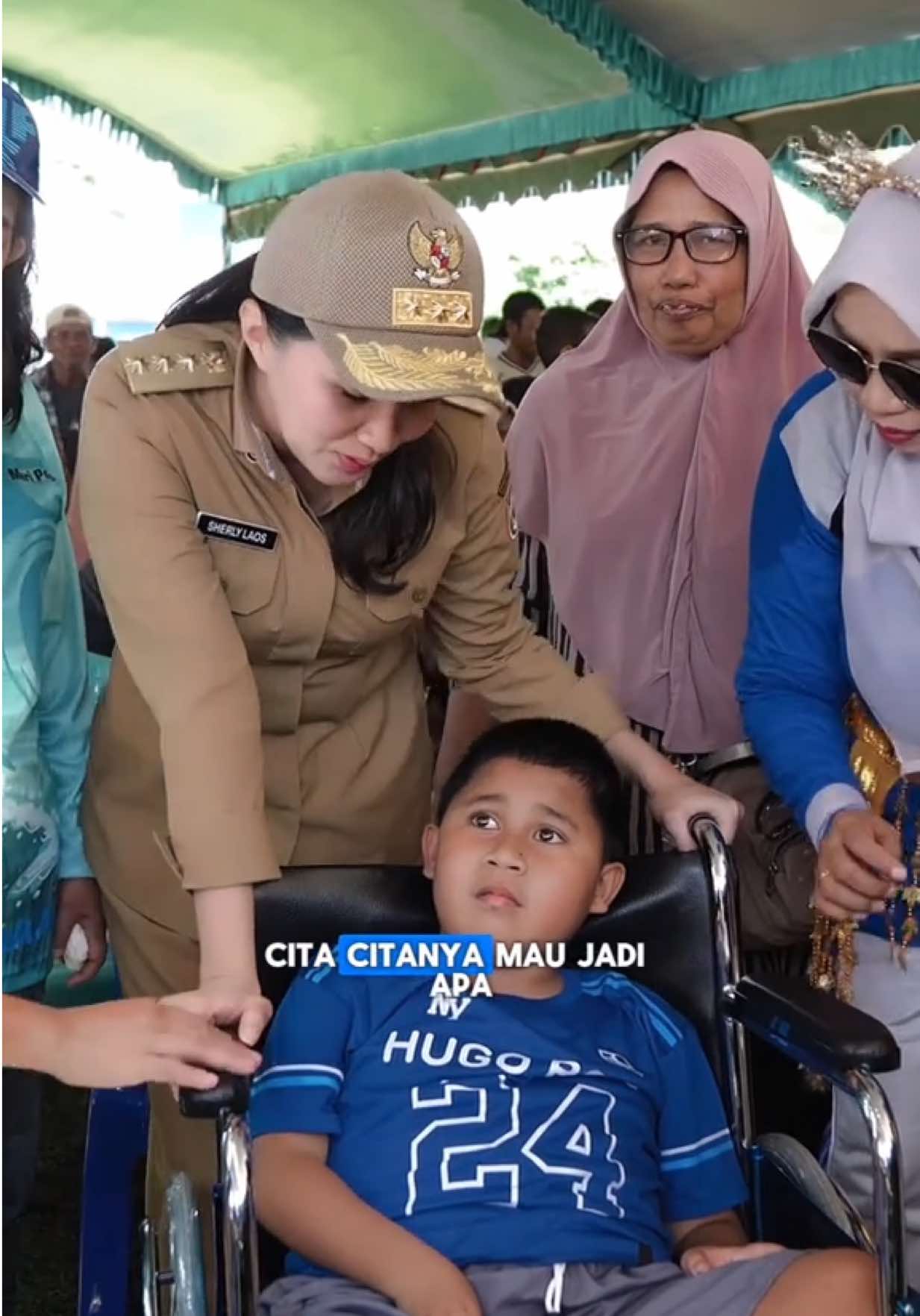 💬 Perubahan besar tidak selalu dimulai dari ruang rapat tapi dari dapur rumah kita sendiri. Dalam HKG PKK ke-53 di Halmahera Barat, saya mengajak seluruh kader dan ibu-ibu PKK untuk kembali ke akar kekuatan kita: keluarga. Cegah stunting bukan seremoni, tapi aksi nyata dari rumah dari meja makan, dari cara kita memberi makan anak. 🍼🌱 Ibu-ibu juga harus berdaya secara ekonomi dan melek literasi keuangan, karena keluarga kuat lahir dari perempuan yang mandiri. 💪 Apresiasi untuk seluruh Ketua PKK se-Maluku Utara yang terus membangun dengan hati, berinovasi, dan berkolaborasi. Saat perempuan bersatu dan saling memberdayakan; perempuan berdaya, anak-anak terlindungi. 💙 #gubsherly #malukuutara #pkk