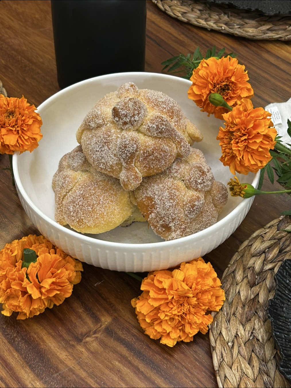 Pan de muerto  ☠️  Esponja:  20 gr - Levadura 300 gr - Harina 350 ml - Leche tibia Masa: 4 - Huevos  4 - Yemas 700 gr - Harina 12 gr - Sal 190 gr - Azúcar 2 pz - Ralladura de naranja  200 gr- Mantequilla sin sal a temperatura ambiente 1 cdita de extracto de azahar 1 cdita de extracto de naranja 1 cdita de extracto de vainilla  Barnizado: 1 huevo y poca leche. 90 gr- Mantequilla derretida 1 1/2 taza de azúcar  1/2 cdita de canela Puntos importantes: * Es importante que la leche este tibia y no hirviendo, ya que eso podría matar a la levadura. * La mantequilla en cubos y en temperatura ambiente. * Al momento de trabajar la masa es importante hacerlo con una raspa porque esto ayudara a manipularla, este proceso tarda aproximadamente de 30 a 40 minutos, se puede hacer con batidora profesional con gancho, así será mas fácil. Sabrás que esta lista cuando esté elástica y no se pegue mas a la superficie ni a tus dedos. 🫰🏼  * Se deja fermentando 1 hora aproximadamente o hasta que doble su tamaño. * Las bolitas tienen que ser 16 pz de 100 gr y lo sobrante es para los huesitos, los huesitos pesan 10 gr y la bolita (Craneo) 5 gr, le puedes poner un puñito de harina y eso hará que queden mas duros. * Puedes poner leche o agua para pegar los huesitos, yo no lo hice, pero es al gusto. * Barnizalo con la mezcla de huevo y leche para que queden doraditos. * Se ponen en una charola con papel encerado. * Hornear a 180 C° por 20 - 25 minutos. * La mantequilla derretida debe de colocarse cuando estén todavía calientitos los panes, para que el azúcar se adhiera mejor.   #diademuertos #Receta #pandemuerto #tradicion #mexico      