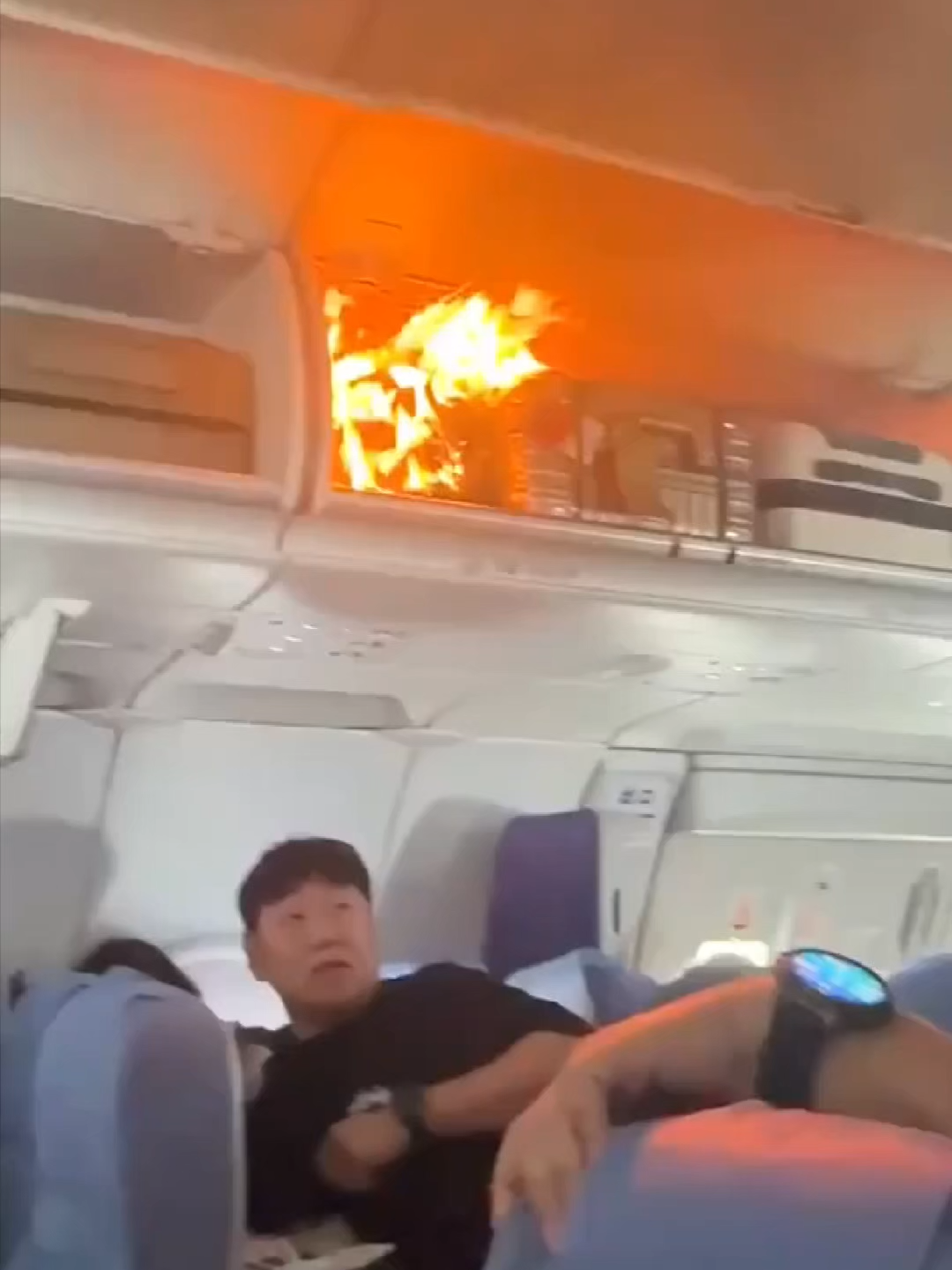 LITHIUM BATTERY SA ISANG FLIGHT, SUMABOG AT NAGPASIKLAB NG SUNOG Nagliyab ang overhead compartment sa gitna ng biyahe matapos sumabog ang lithium battery sa loob ng cabin ng isang Air China flight. Sa kuha ng video, makikitang nagliliyab ang overhead bin habang nagkukumahog ang mga pasahero at crew na apulahin ang apoy nitong Sabado, Okt. 18. Ayon sa pahayag ng airline: “The crew immediately handled the situation according to procedures, and no one was injured.” 📷: Reuters