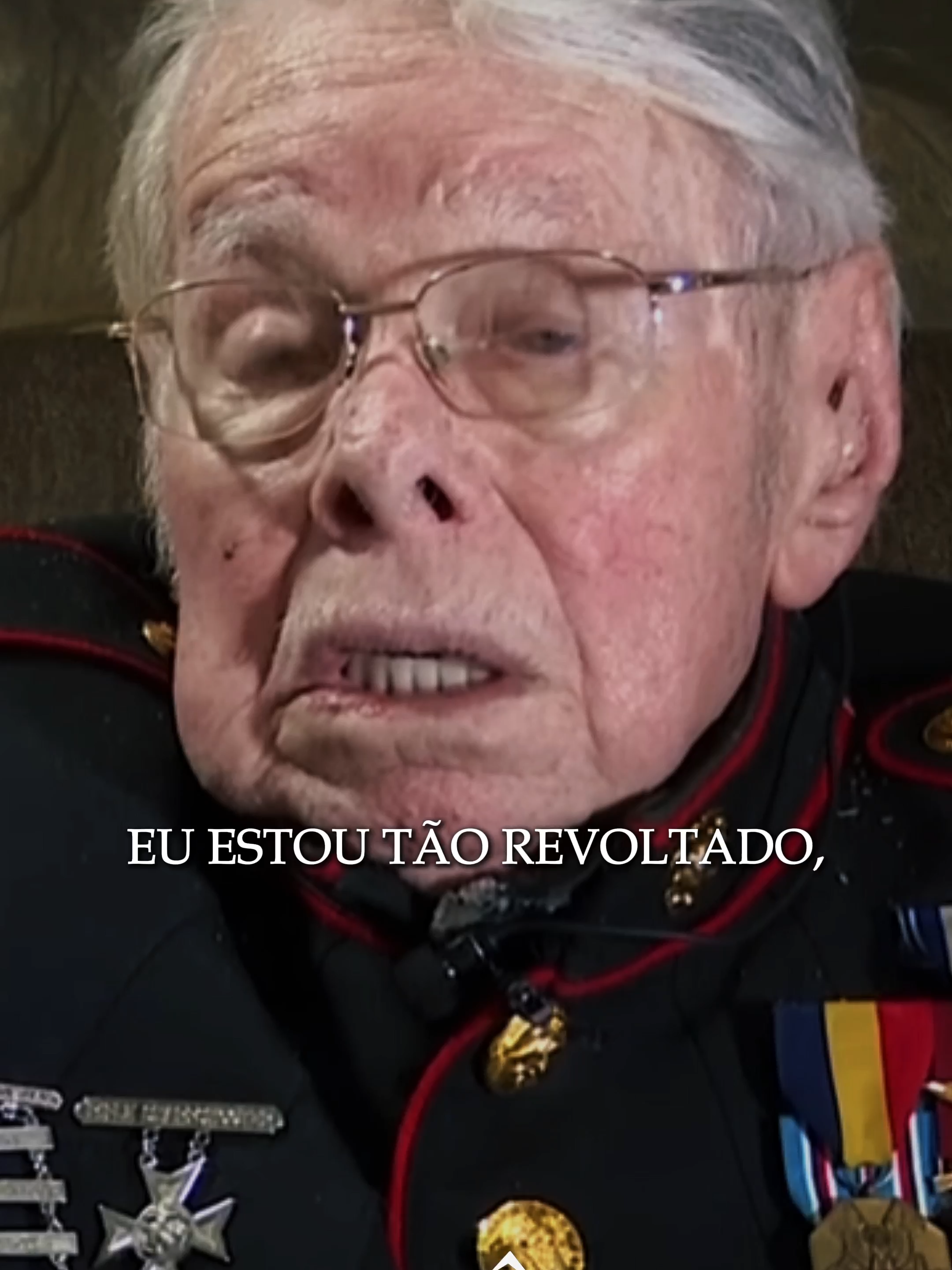 Há menos de um século, homens partiram para a guerra com a coragem de quem sabia que talvez nunca mais voltaria. Não lutaram por fama, nem por glória. Lutaram por algo simples e grandioso ao mesmo tempo: o direito de viver em liberdade. Milhões não retornaram. Pagaram com o próprio sangue o que hoje tratamos com descuido — princípios, moral e caráter. Homens de honra ergueram o mundo que estamos deixando desabar. O problema é que esquecemos deles. Vivemos em uma era em que o mal avança não porque é forte, mas porque o bem se cala. O silêncio dos justos se tornou o combustível da covardia. Olhe ao redor. Valores que antes sustentavam famílias, comunidades e nações foram trocados por conveniência e dinheiro. Homens se vendem por migalhas, traem seus próprios princípios e chamam isso de “sobrevivência”. Mas a verdade é simples: quem vende a própria honra já perdeu muito antes de lucrar. A coragem está sumindo, e com ela, a essência do que mantém uma sociedade de pé. Estamos cercados por bons homens… reféns de poucos maus. E enquanto os bons permanecem calados, os corruptos escrevem as regras. O mal não precisa vencer — basta que o bem desista de lutar. Cada geração precisa decidir se vai carregar o legado dos que morreram por ela, ou se vai entregar tudo por conforto e medo. Porque o futuro não pertence aos que reclamam, e sim aos que agem com honra mesmo quando o mundo é mal... #Honra #Coragem #Virtude #Valores #Caráter #Disciplina #Respeito #Postura #Maturidade #HomensFortes #Integridade #Reflexão #Liderança #ForçaInterior #sociedade