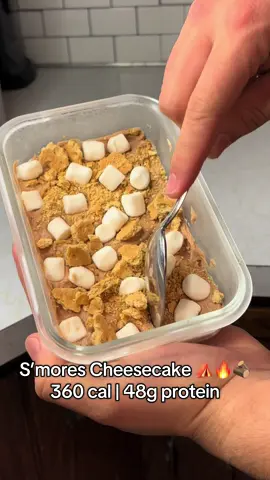 S’mores Cheesecake ⛺️🔥🪵 No-bake • High-protein • 5 ingredients 🥛 230g non-fat Greek yogurt 🍦 20g sugar-free / fat-free pudding mix 🍫 1 scoop chocolate whey 🍪 1 graham cracker ☁️ Mini marshmallows ❄️ Freeze 10–15 min 360 cal · 48g protein Save & follow for more 💪 #highprotein #fitdessert #nobakerecipe #proteinrecipe #easyhighprotein