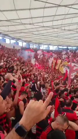 A torcida deu show e o time correspondeu em campo!! 🔴⚫️ Seguimos em busca do título 🏆 Quem visita o Rio e vive essa experiência entende por que o Maracanã é um dos lugares mais emocionantes do mundo! ❤️🖤 #Flamengo #Maracana #foryou #futebol #Brasil 