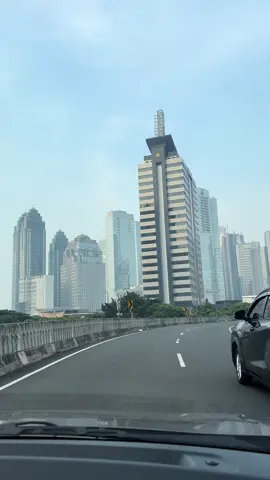 Lumayan buat prank temenmu, biar dikira lagi jalan jalan padahal mah dirumah 😂 📍Semanggi, Jakarta #videomentahan #prankvideo #scbdsudirman #semanggi #scbd 