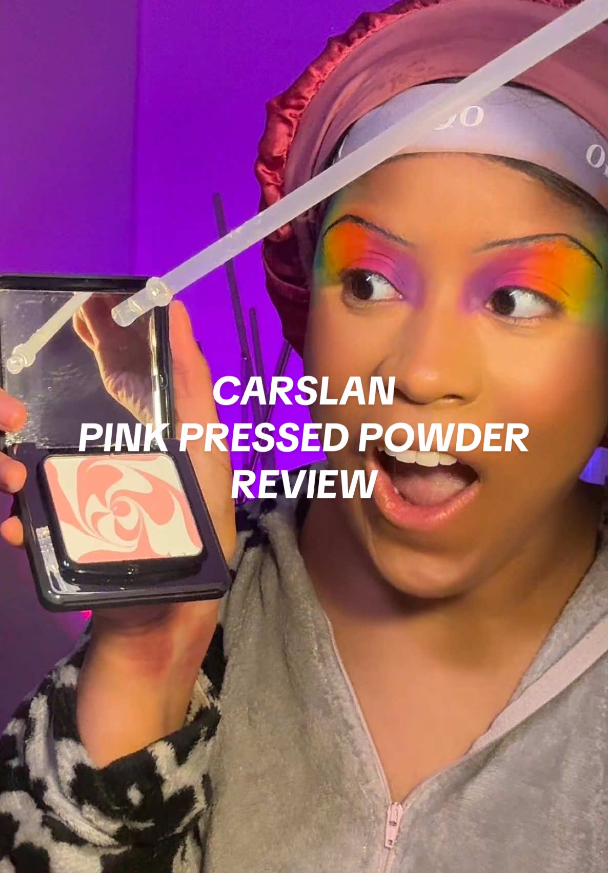 💖As a girly that absolutely swears by pink pressed powder, this one by @carslan_us EATS DOWN!!! My best tip for getting a smooth, flawless, non-cakey base is using makeup products that require less product to achieve maximum effect and this powder fits the bill!!! I have combination skin and am oily in my T zone but more dry under my eyes so I’m always weary about a cakey setting powder but also find one that’ll control my oils on my forehead and nose. This powder was a really good balance for me personally and a little goes a long way! Definitely added to my makeup kit without hesitation!!!💖 #pinksettingpowder #settingpowder #carslanpowder 