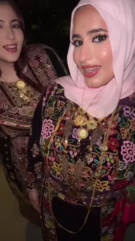 ‏لابس ثوب أمي من ايام طفولتها @yasmean 