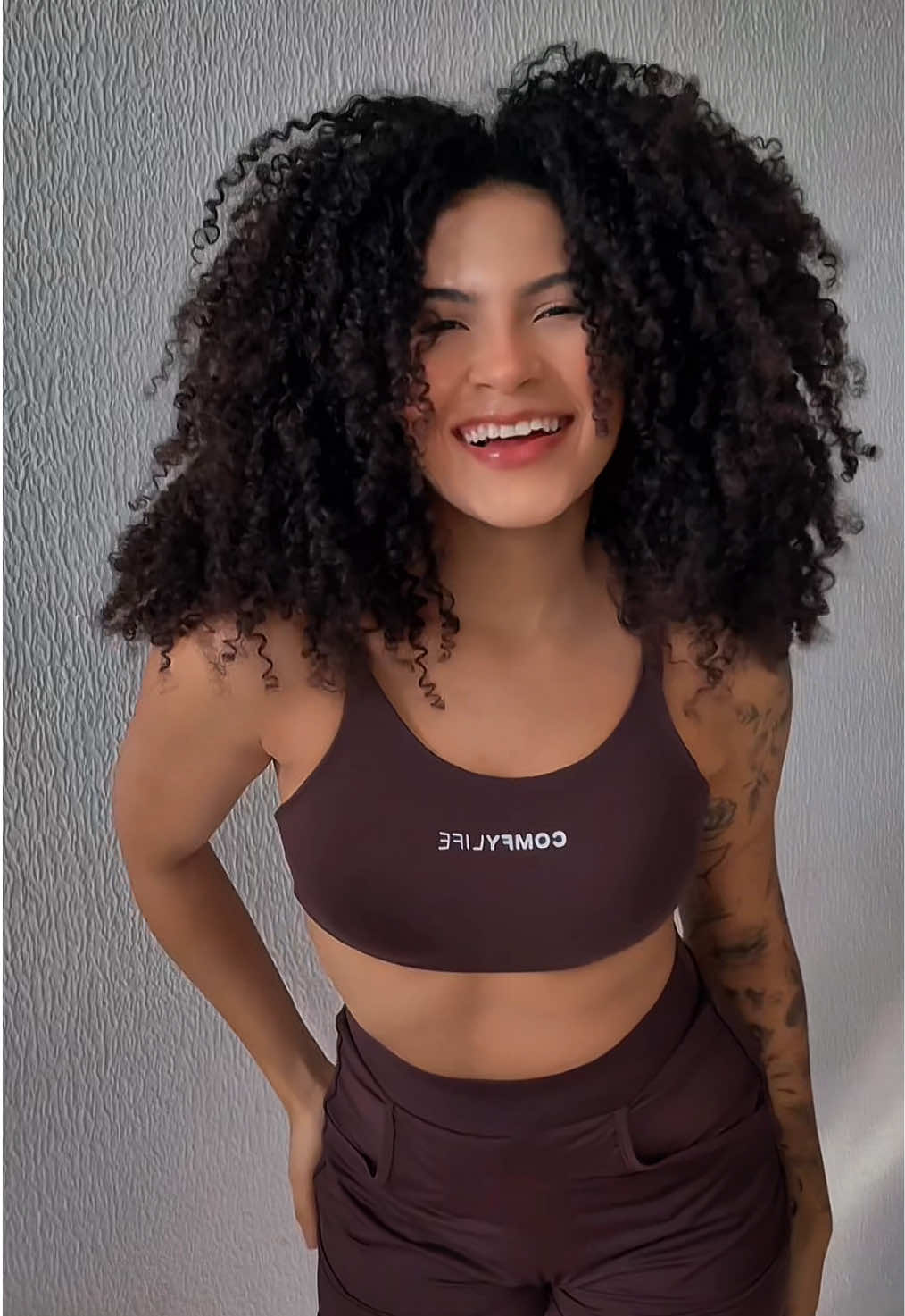 Vestindo minha marca preferida! @Comfy life 🤎 #modafitness #academia #musculacao #corrida #outfit 