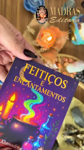 – “Feitiços e Encantamentos”, de Iverson Khamadêwa (Editora Madras) ✨ “Feitiços e Encantamentos” é um verdadeiro grimório moderno, repleto de magia prática e sabedoria ancestral. 🌙 Cada página é um convite para despertar a energia mágica que vive dentro de nós — com rituais simples e feitiços de amor, proteção e prosperidade, usando elementos que já temos em casa. A leitura é leve, envolvente e cheia de encantamento, perfeita para quem deseja trazer mais magia para o dia a dia. 🔮 Iverson Khamadêwa conduz cada ensinamento com respeito à natureza e consciência sobre o poder da prática mágica, lembrando que toda feitiçaria nasce do cuidado e da intenção pura. 💜✨ ✨ Me conta nos comentários: você gostaria que eu ensinasse alguns dos feitiços inspirados nesse livro? 🌙🔮 #feiticoseencantamentos #iversonkhamadewa #editoramadras #magianatural #bruxarianatural           
