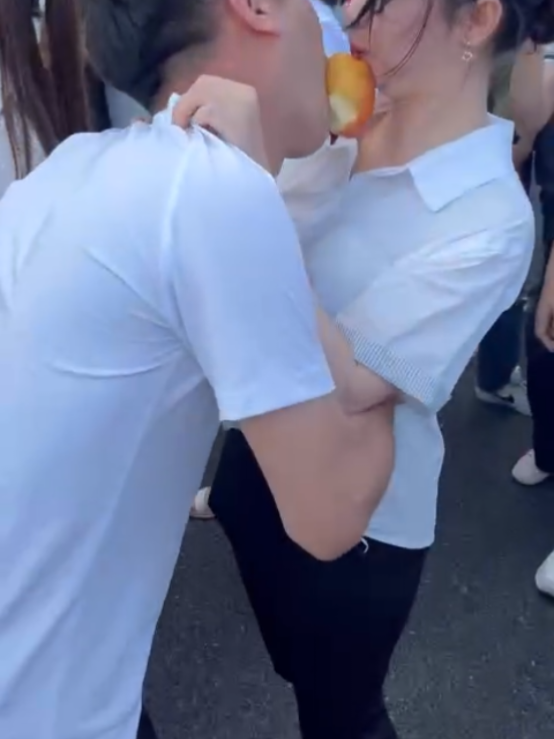 Cả khu hội thao chỉ thích xem nhất trò ăn táo này 😋🍎😁 #bluwayvina #kcnvantrungbacgiang #fyp #viral #xh 